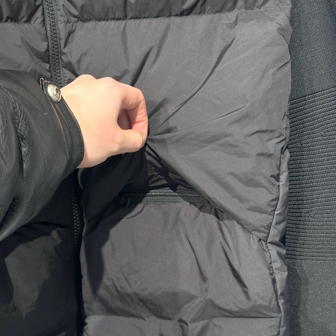 [정품] 몽클레어 신형 빅로고 패치 김현우 니트패딩 라지 사이즈 (L) 상품이미지6