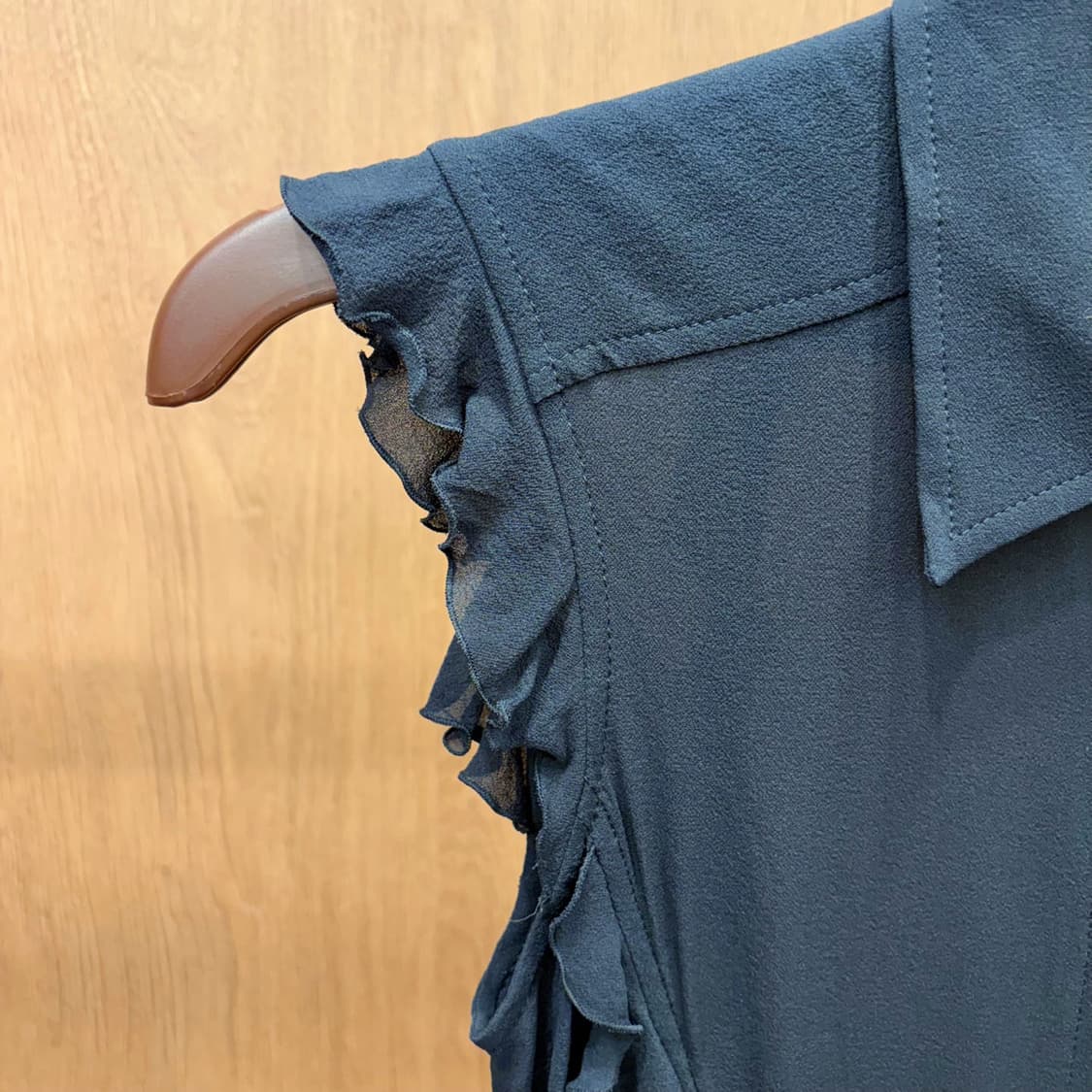지아니 베르사체 시스루 카라넥 슬리브리스 블라우스 셔링 프릴 디테일 블랙 상품이미지7