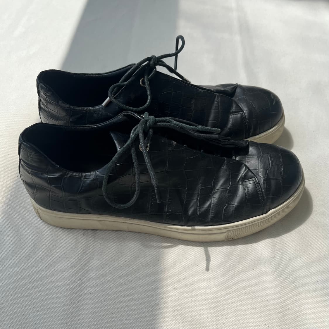 이세이미야케 크로커다일 텍스처 레더 스니커즈 상품이미지3