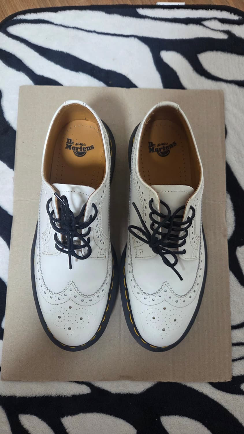 닥터마틴 윙팁 레더 화이트. 상품이미지2
