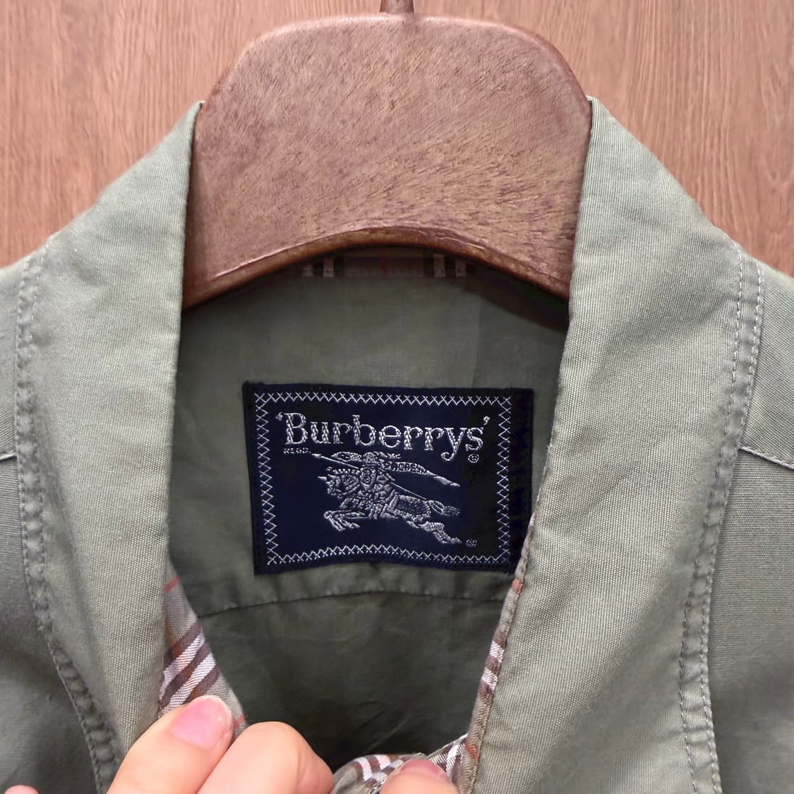 버버리 코튼 반팔 셔츠 플랩 포켓 로고 자수 디테일 레귤러핏 카키 상품이미지5