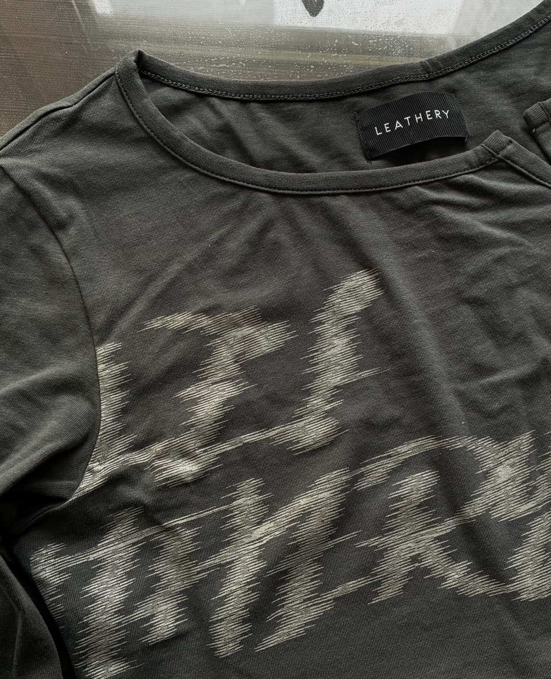 (FREE) 레더리 레터링 슬릿 롱슬리브 [CHARCOAL] 판매 상품이미지9