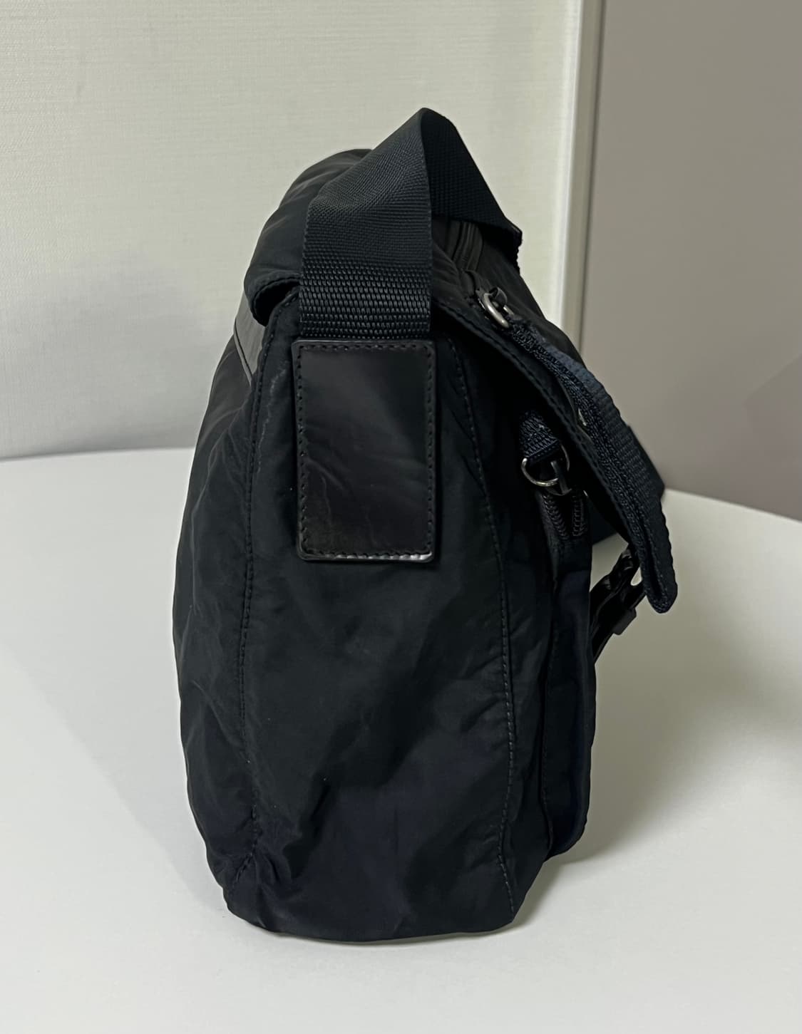 프라다 나일론 원버클 크로스백 상품이미지5