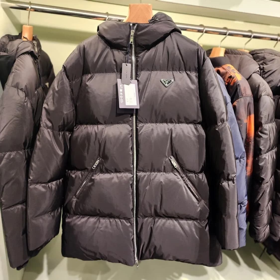 프라다 리나일론 다운 패딩 23fw XL(105-110) 블랙 상품이미지5