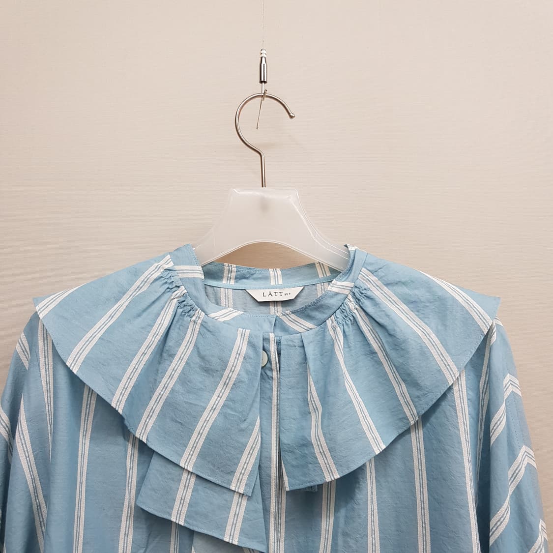 한섬 래트바이티 2021 프릴 카라 코튼 블라우스 82-94-160사이즈 상품이미지2