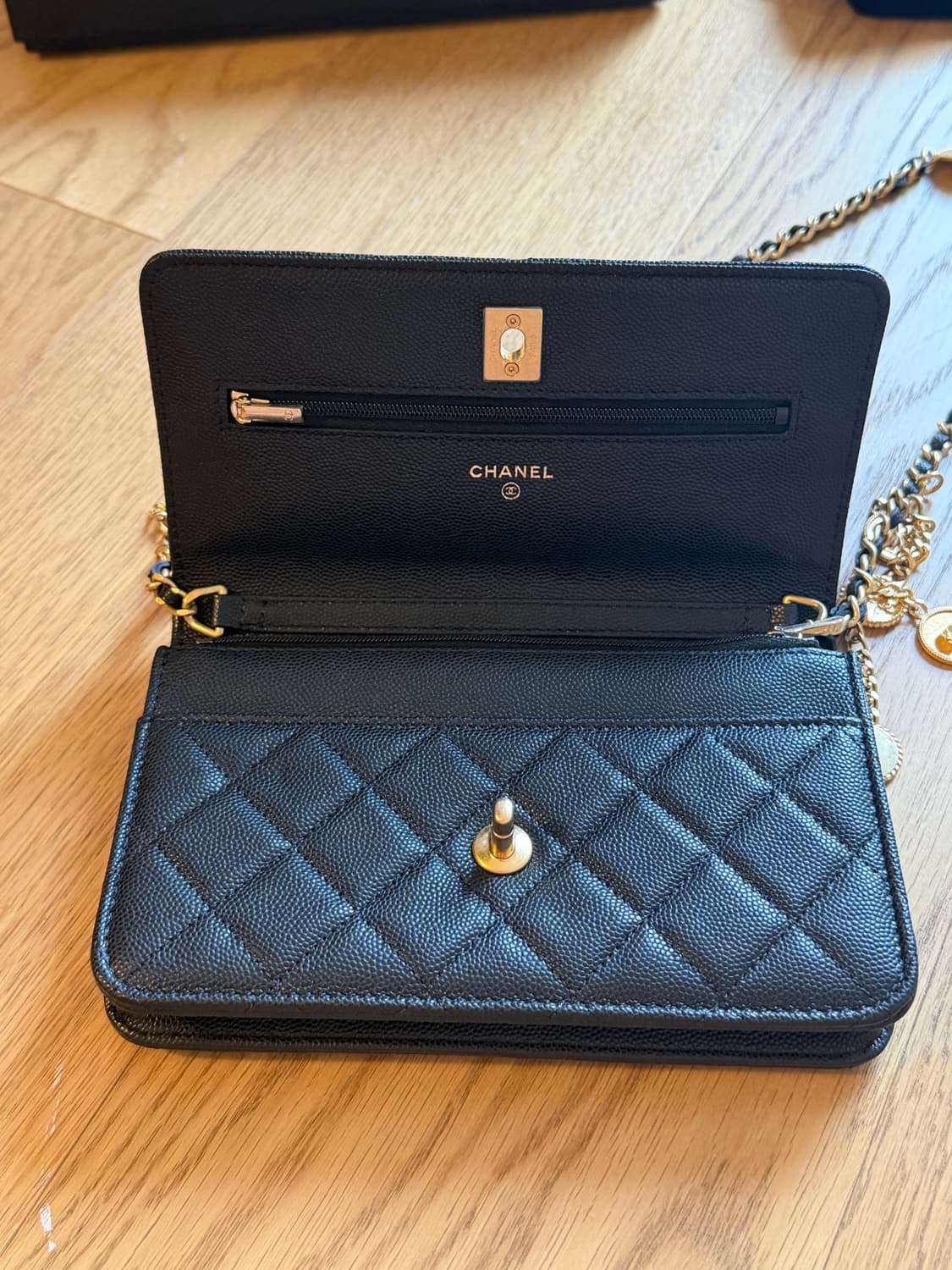 샤넬 클래식 캐비어 WOC 골드코인 상품이미지2