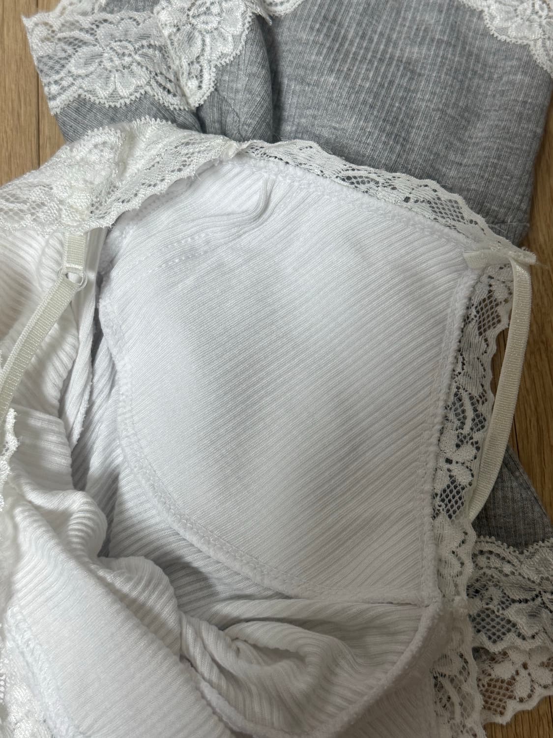 Threetimes 레이스 나시 탑 (화이트, 그레이) 상품이미지8