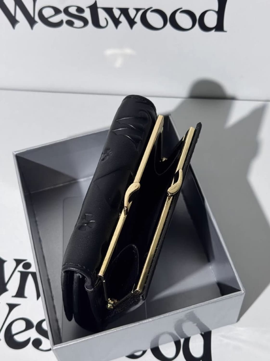 비비안웨스트우드 아카이브 펀칭 무광블랙 레더 금장 orb 하프월렛 반지갑 상품이미지3