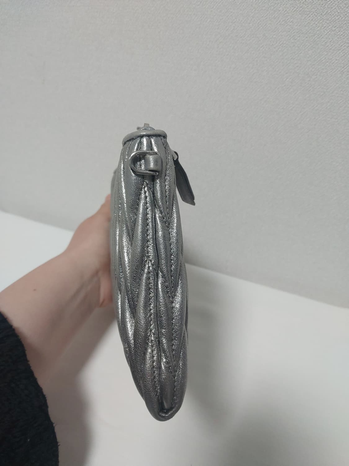 정품 미우미우 마테라쎄 클러치 실버 상품이미지4