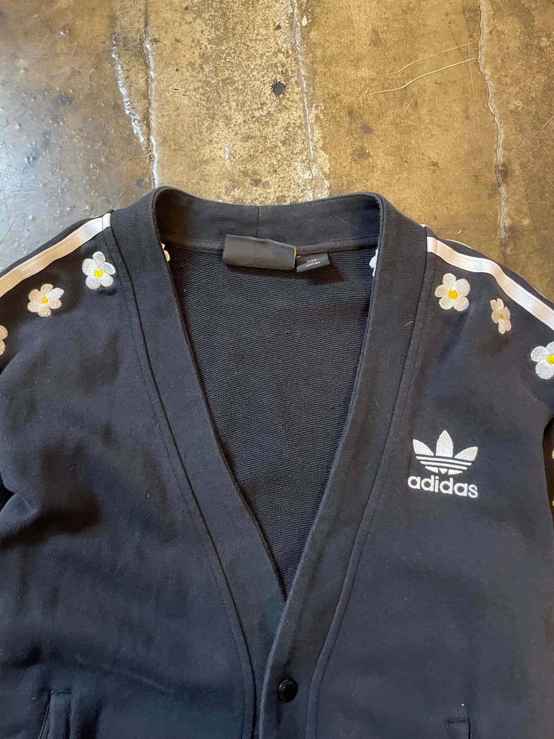 아디다스 & 퍼렐 윌리엄스 플라워 자수 가디건 블랙 상품이미지2