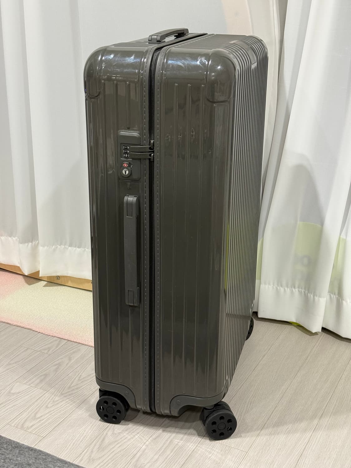 리모와 에센셜 체크인L 상품이미지2