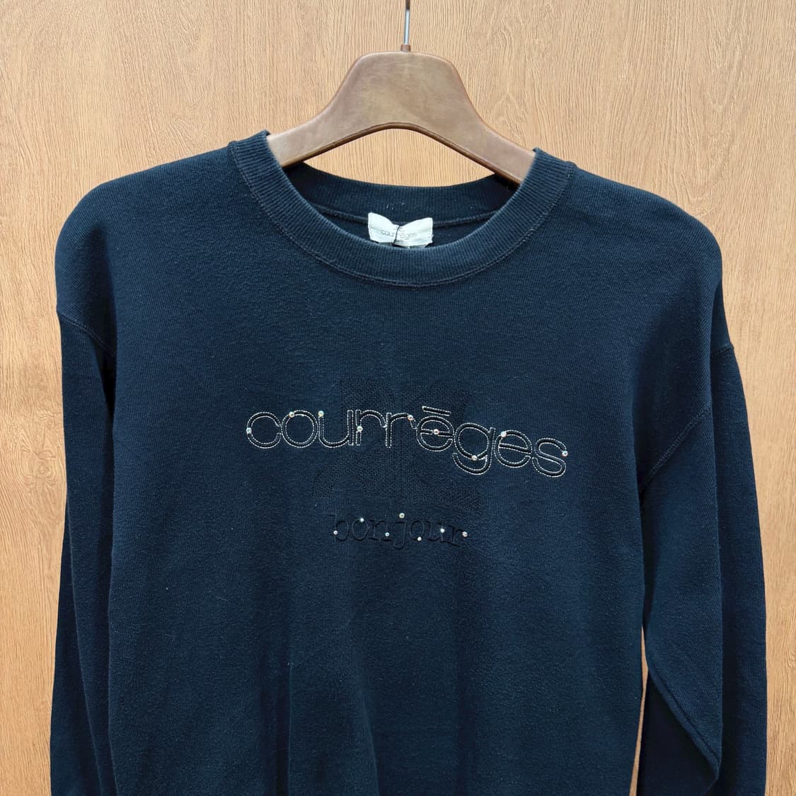 꾸레쥬 라운드넥 맨투맨 로고 스티치 큐빅 장식 디테일 레귤러핏 블랙 상품이미지4