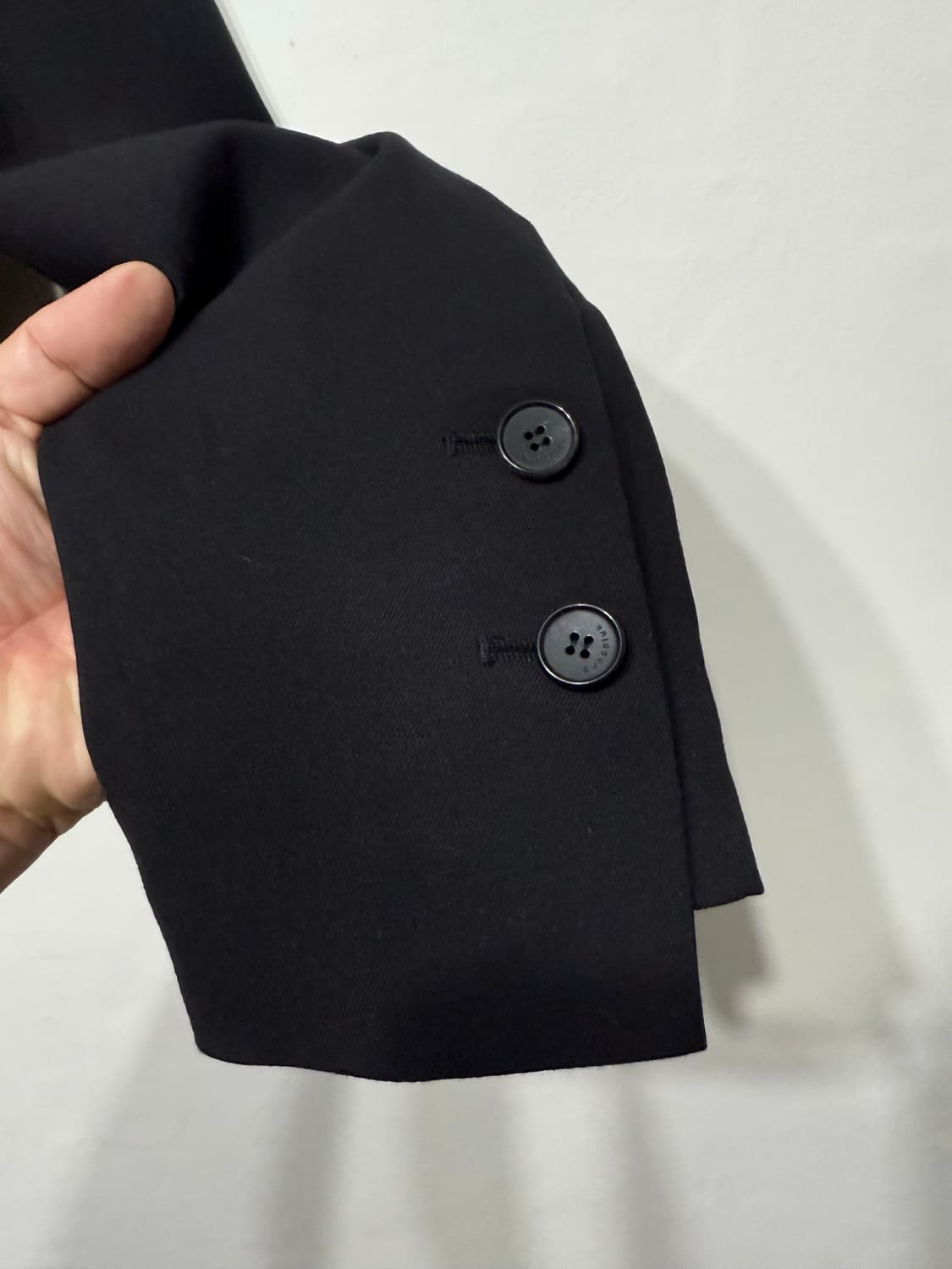 구호플러스 24년 백 디테일 테일러드 숏자켓 1사이즈 상품이미지4