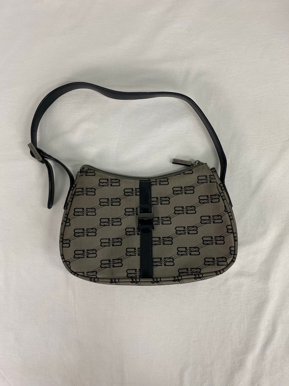 발렌시아가 BB로고 모노그램 캔버스 숄더백  <50> 상품이미지1