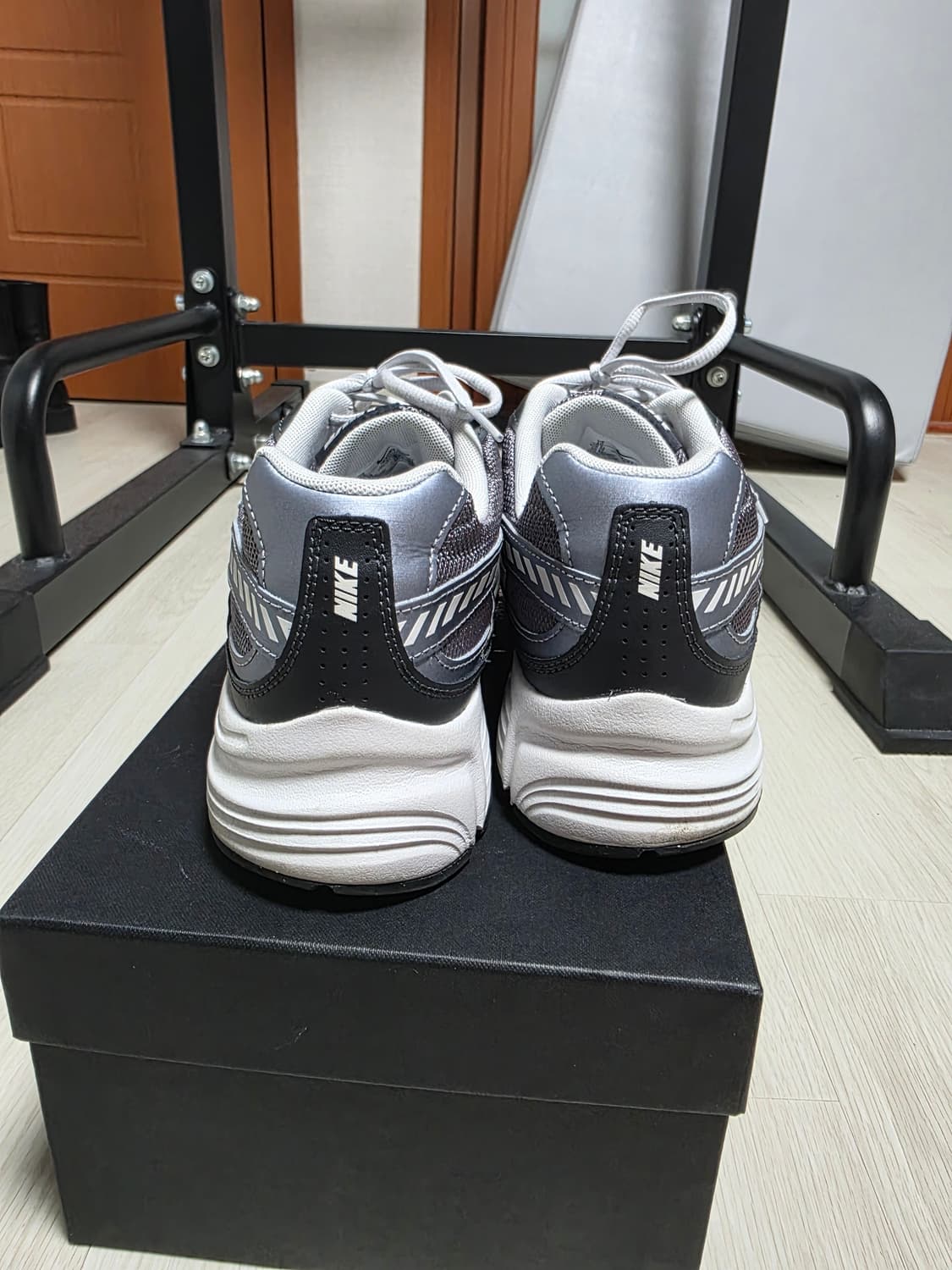 나이키 이니시에이터 스모크 그레이 280 상품이미지4