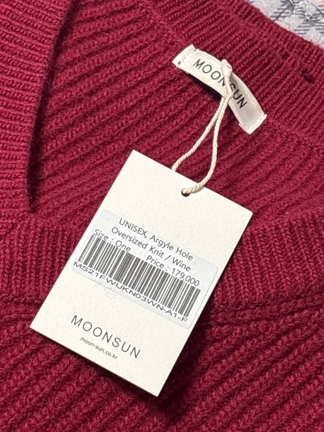 문선 에센셜 아가일 홀 오버사이즈 니트-와인 상품이미지3