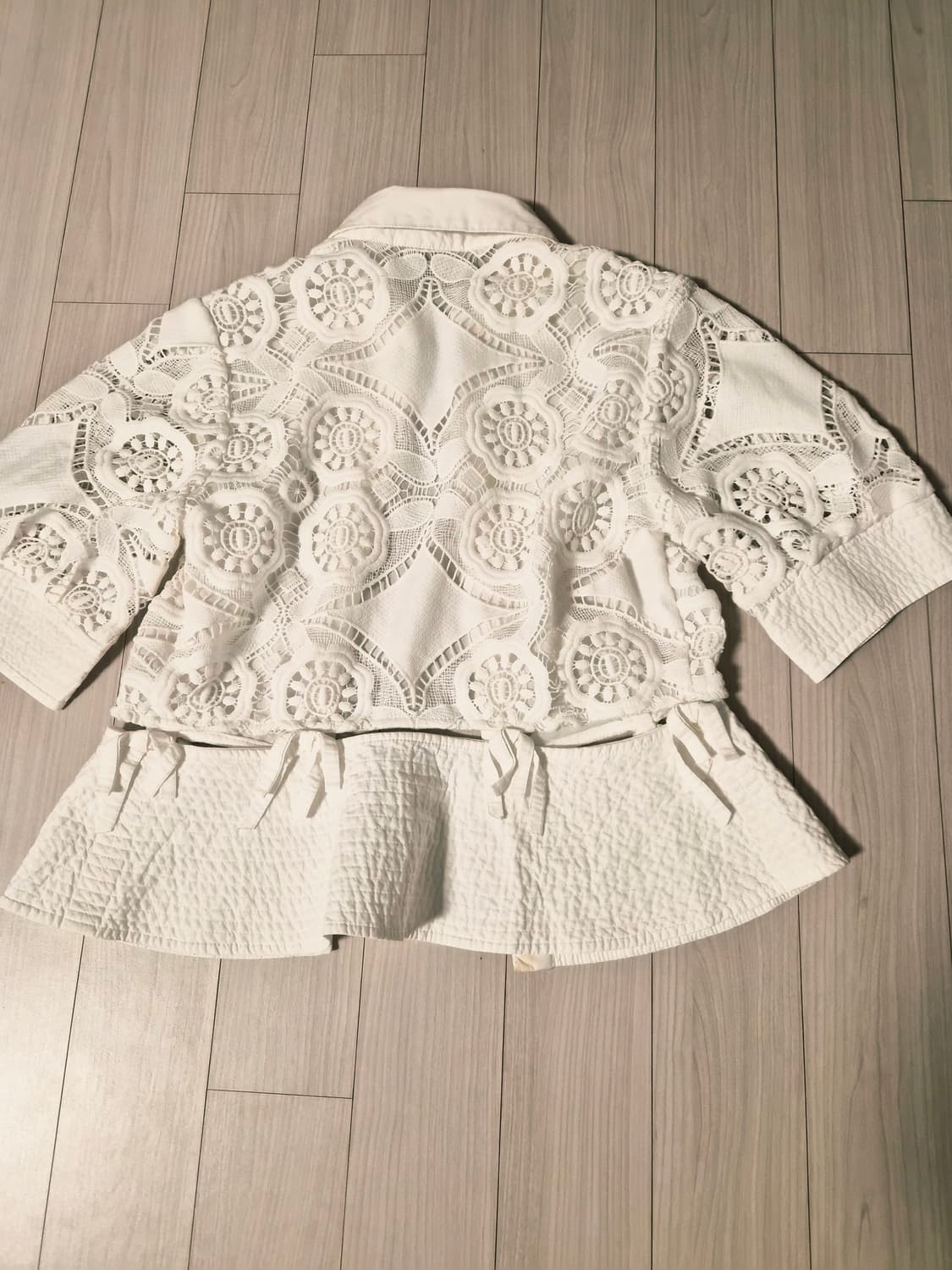 유니크 레이스 컷아웃 페플럼 블라우스 상품이미지4