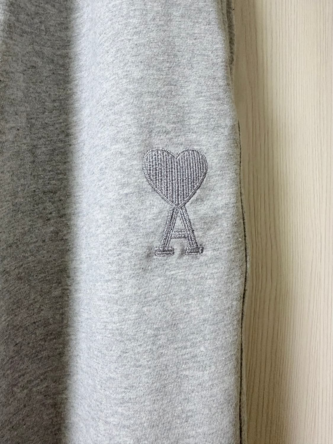 아미 빅하트로고 와이드 트레이닝팬츠 미착용 상품이미지2