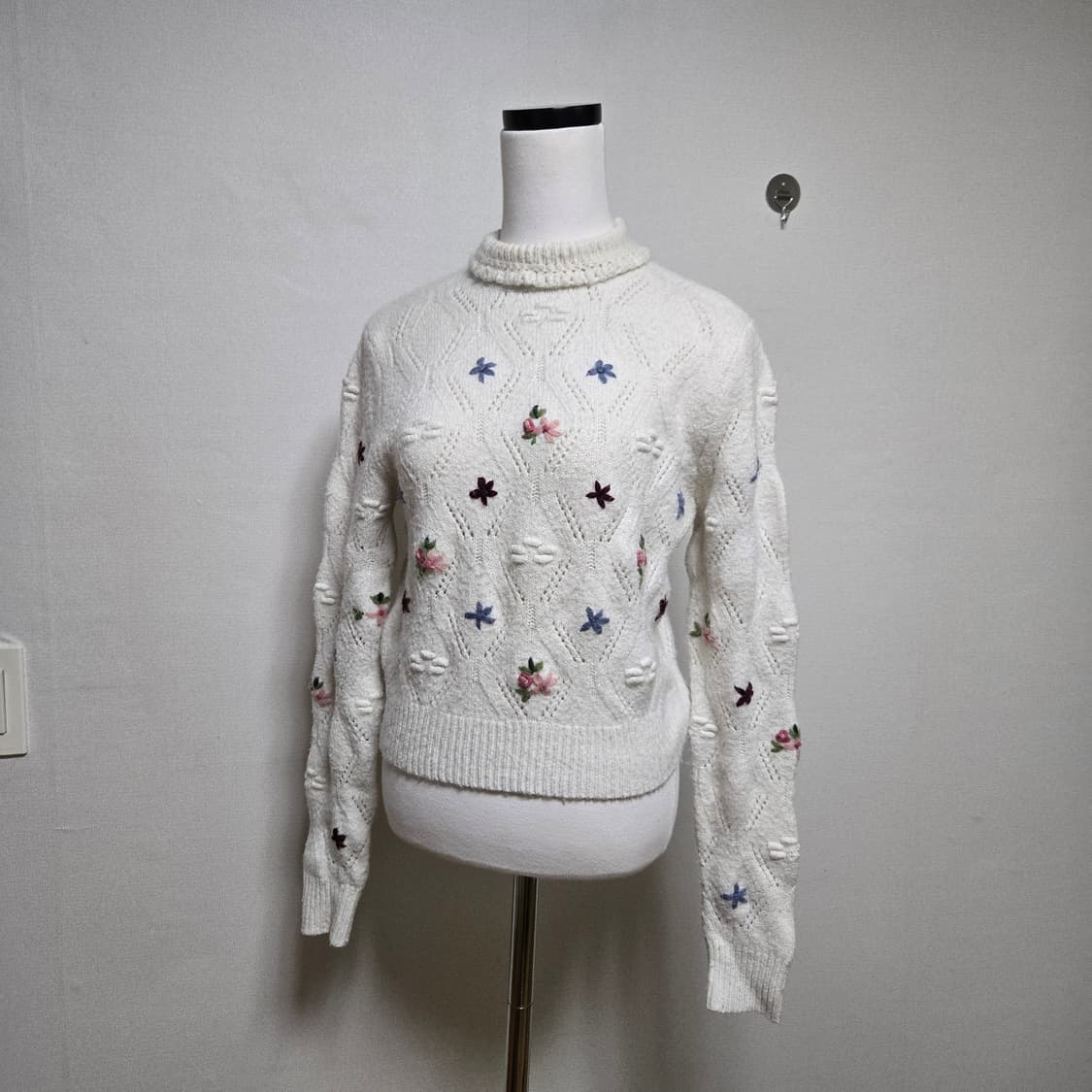 자라 플라워 자수 니트 상품이미지1