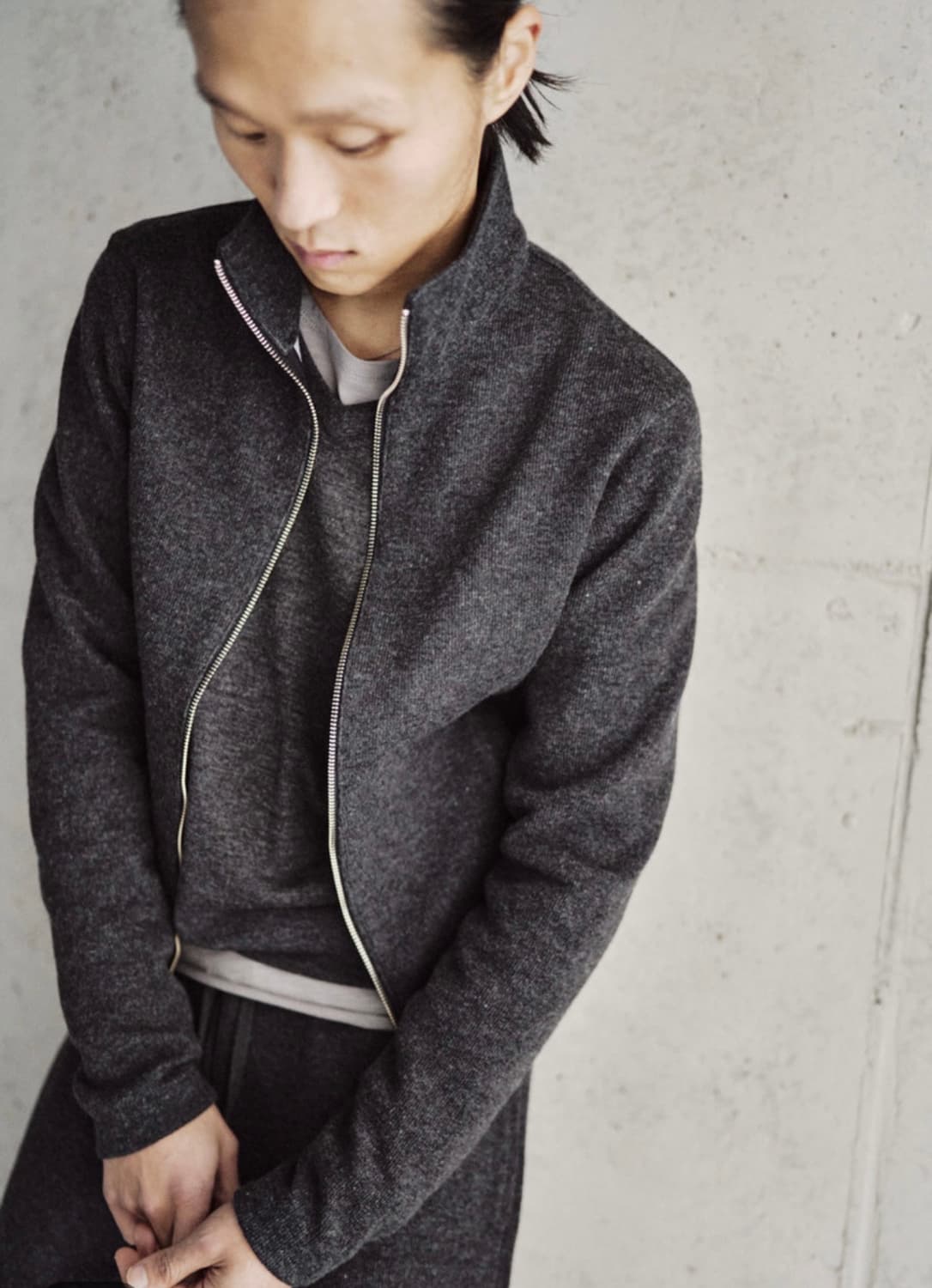 모노프리베 Textuerd High Neck Zip - chacoal 상품이미지1