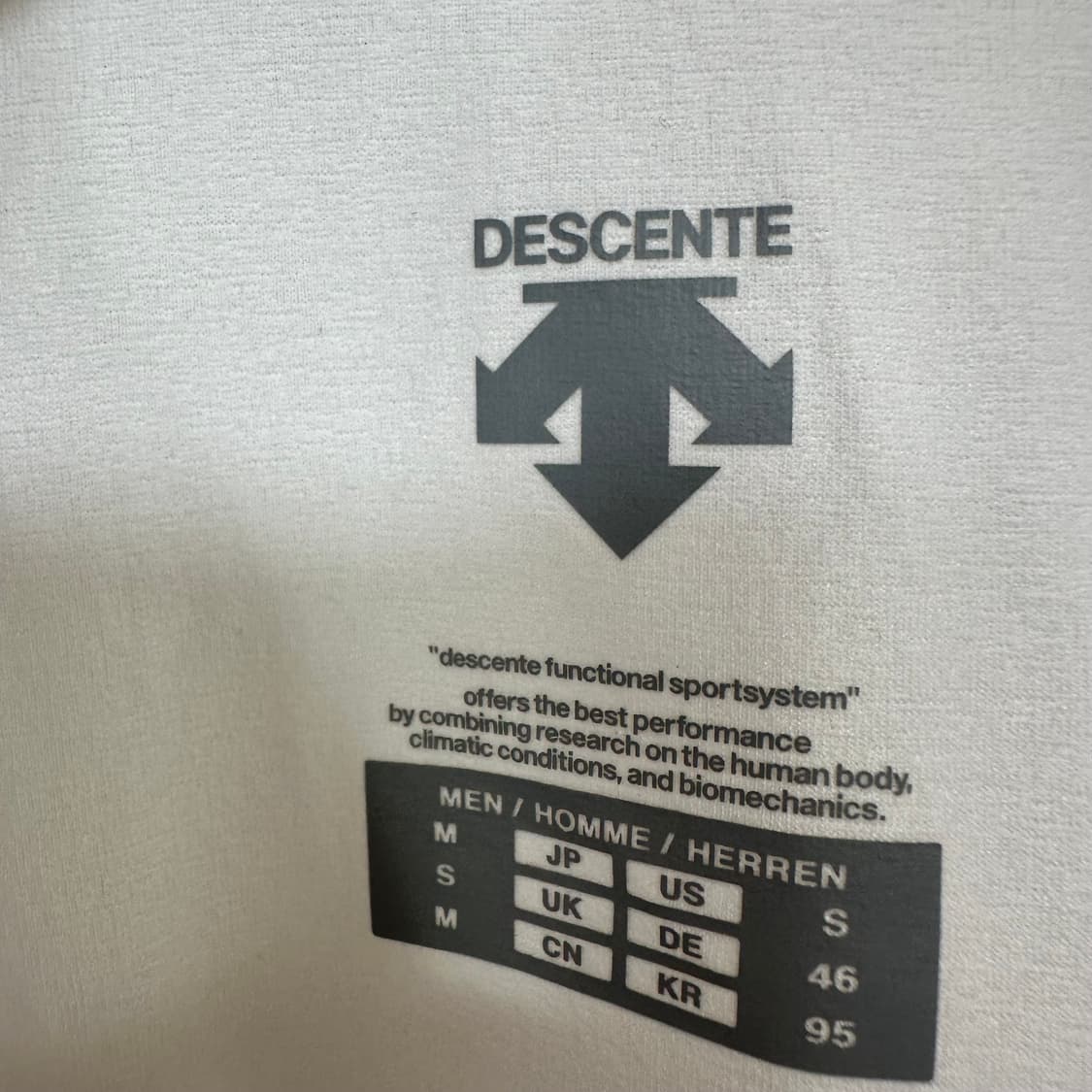  데상트 남자 얇은 스판 반팔티 화이트 95 상품이미지5