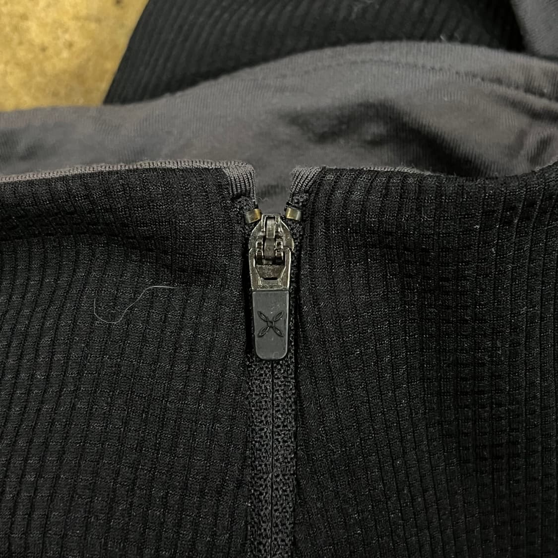 [정품/M] 몬츄라 블랙 기모 긴팔 집업 티셔츠 b14 상품이미지8