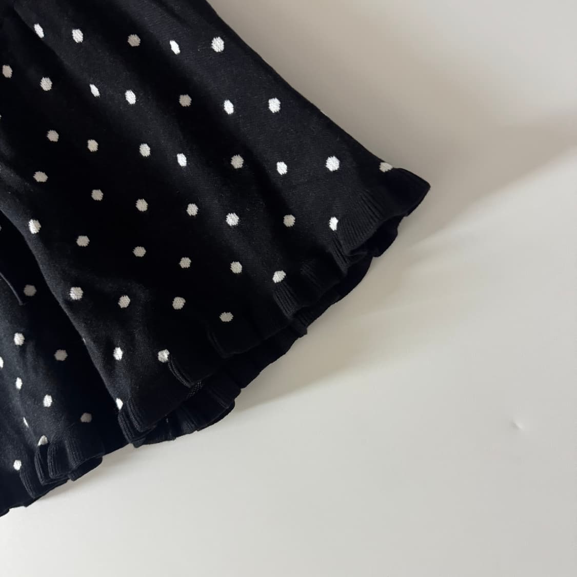 새상품 여자 밑단 프릴 니트 도트 반바지 (블랙) 상품이미지2
