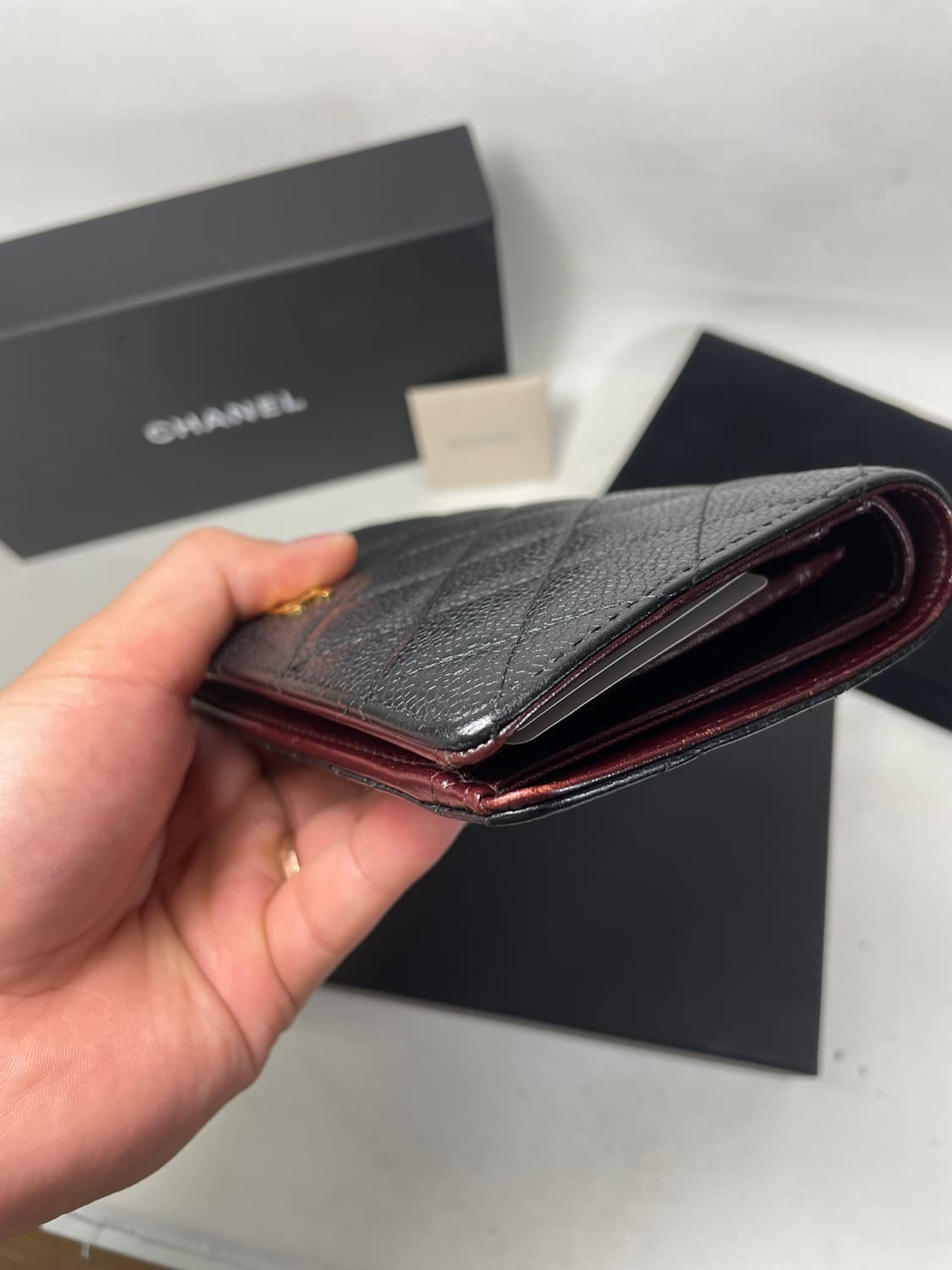 [새상품급,풀구성] 샤넬 클래식 플랩 장지갑 캐비어 금장 블랙


 상품이미지5