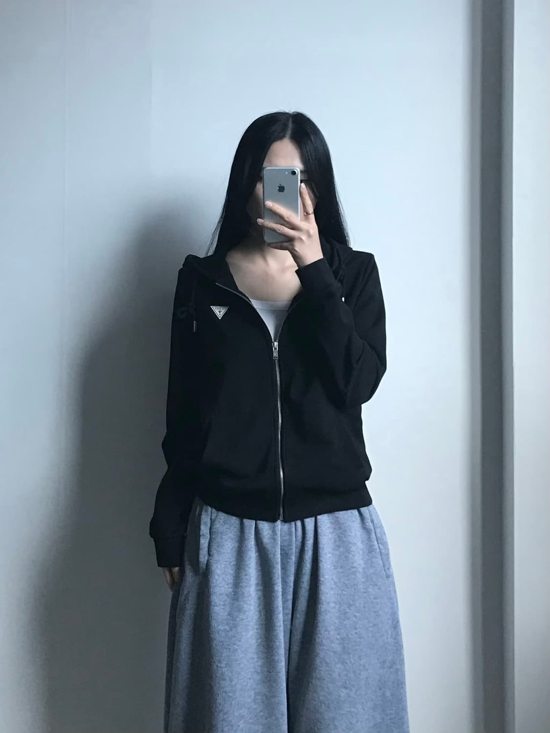 게스 화이트로고 블랙 후드집업 상품이미지1