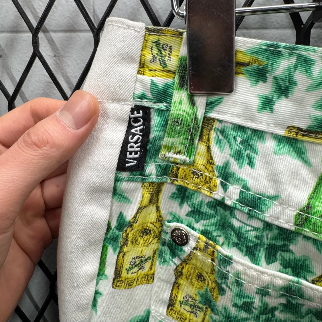 90s 베르사체 진스 꾸뛰르 보틀 프린트 데님 팬츠 화이트 상품이미지7