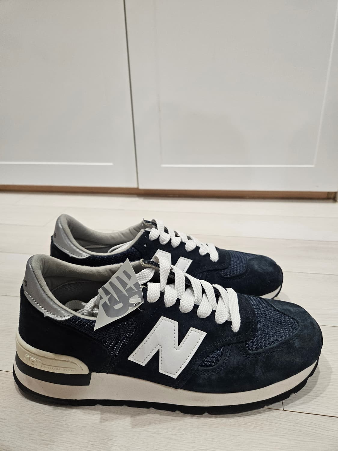 뉴발란스 990v1 네이비 스니커즈 상품이미지1