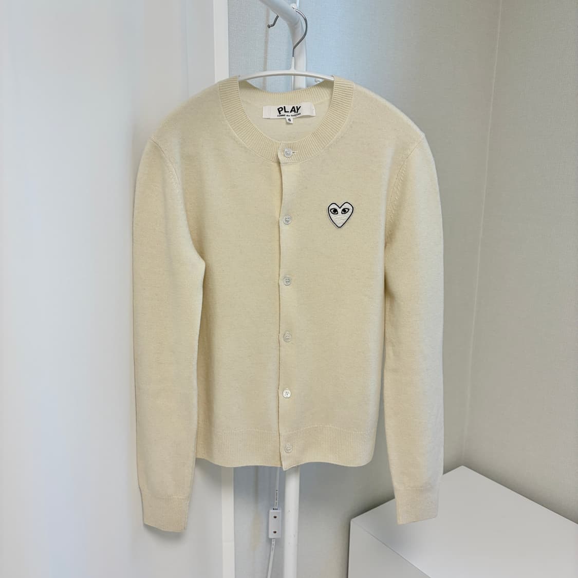 꼼데가르송 플레이 화이트 와펜 가디건  상품이미지1