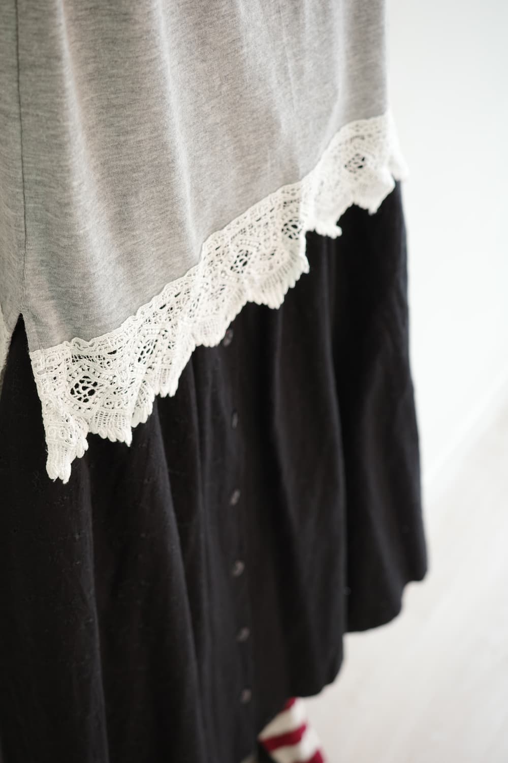 LEPSIM 
• 그레이 자수 슬리브리스 상품이미지7