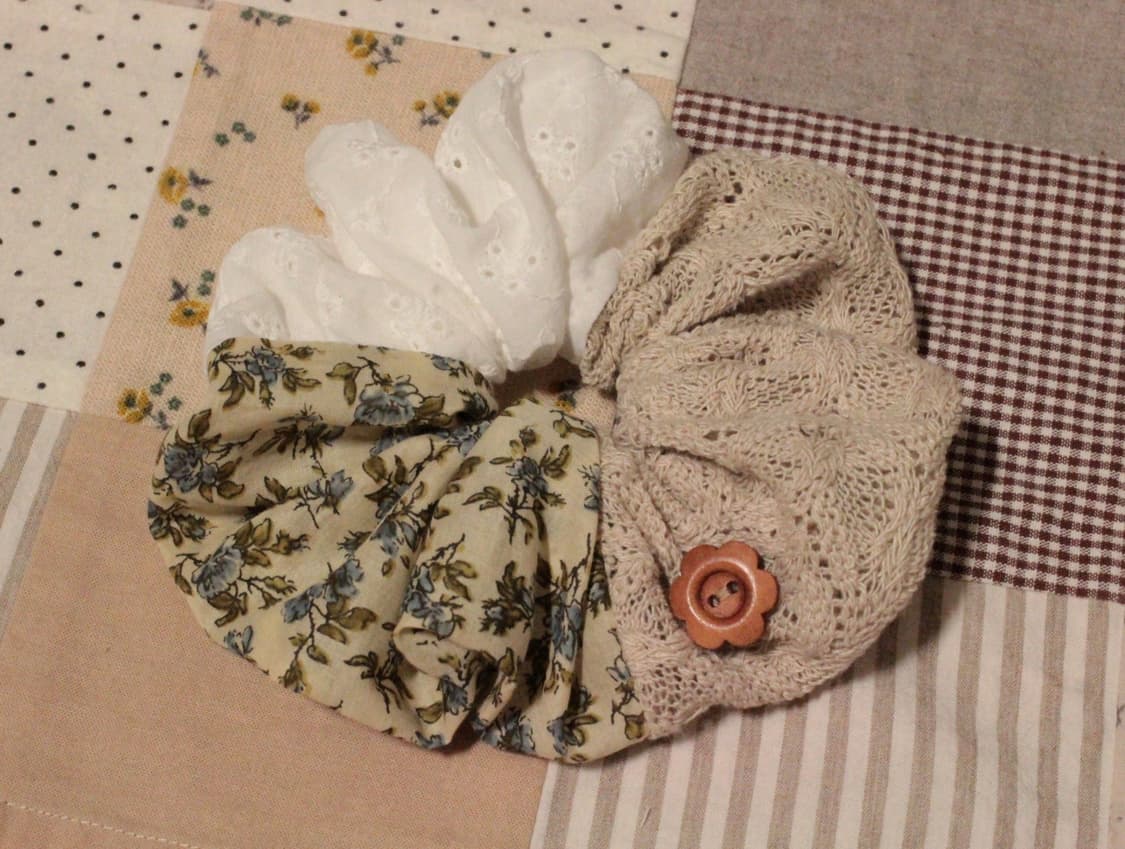 핸드메이드 펀칭레이스 패치워크 스크런치 상품이미지1