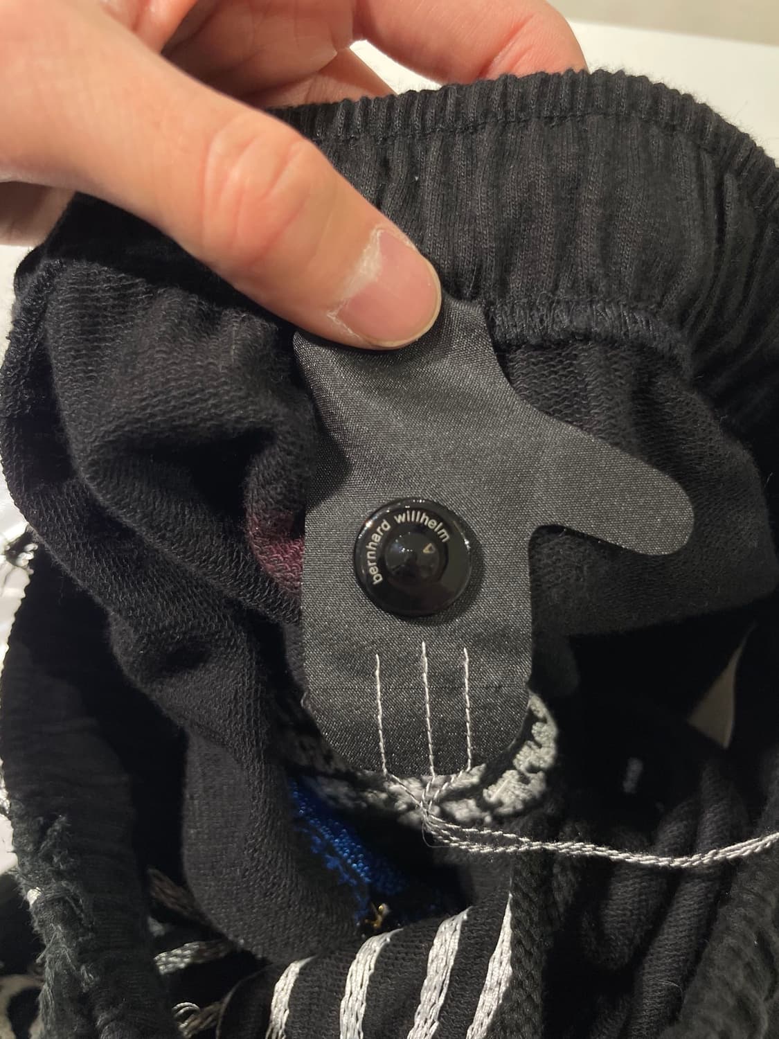 버나드 윌헴 블랙 미스 키티+E 패치 밴딩 미디스커트 상품이미지7