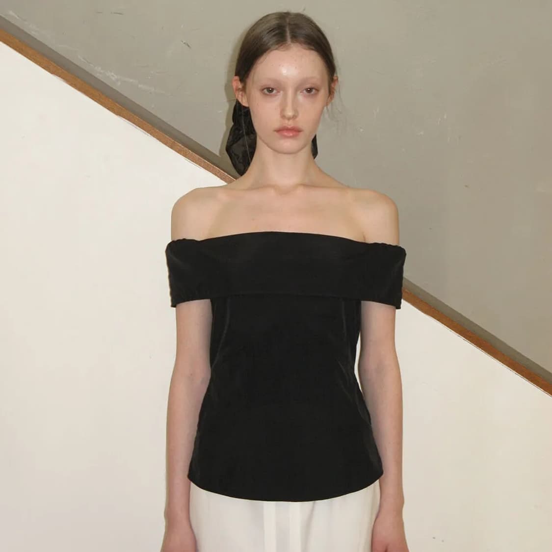 sinoon 시눈 오프숄더 핀턱 블라우스 블랙 상품이미지3