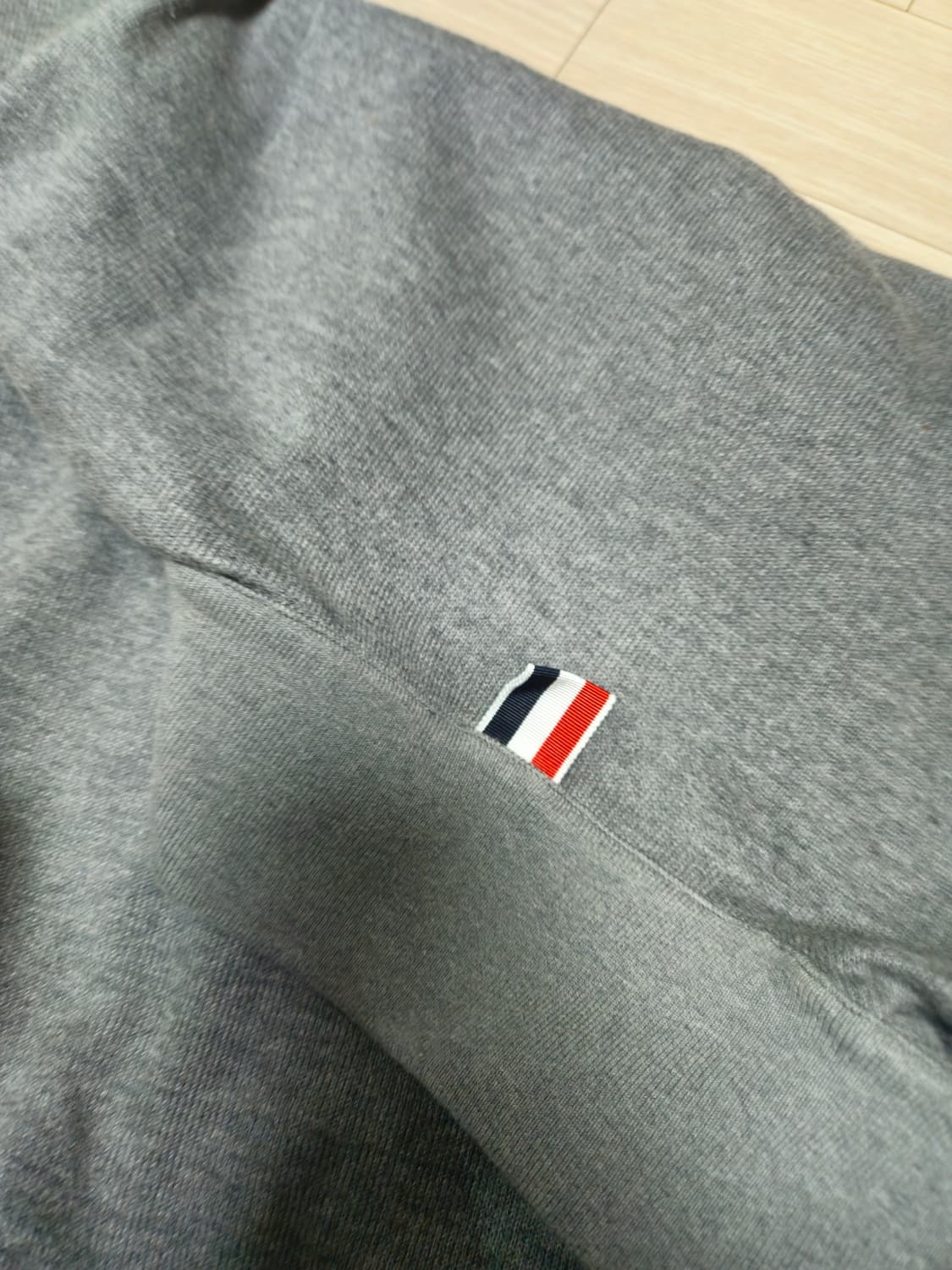 톰브라운 완장 하프집업 상품이미지4