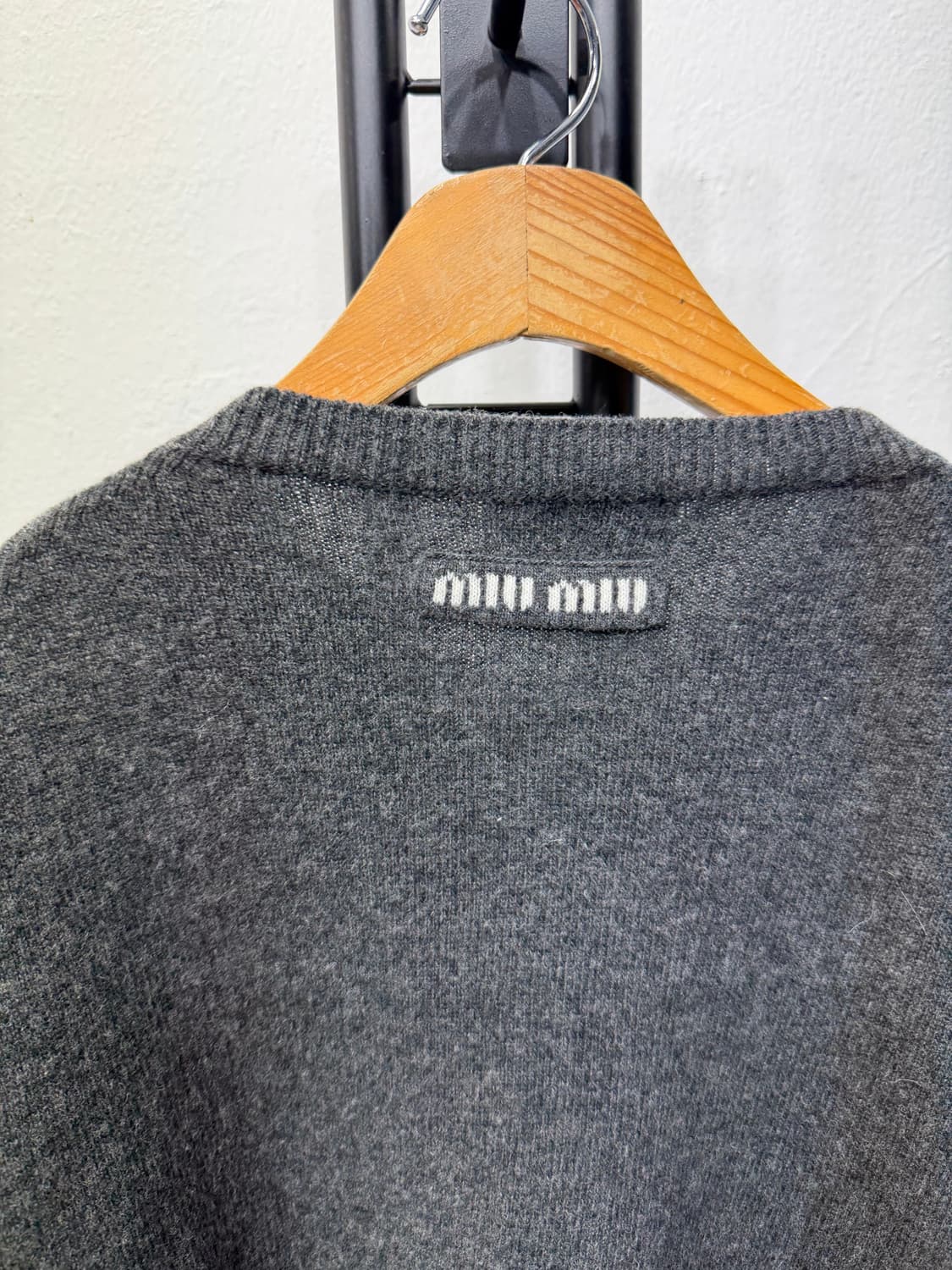 정품) 미우미우 신형 여성 백로고 그레이 가디건 40 상품이미지4