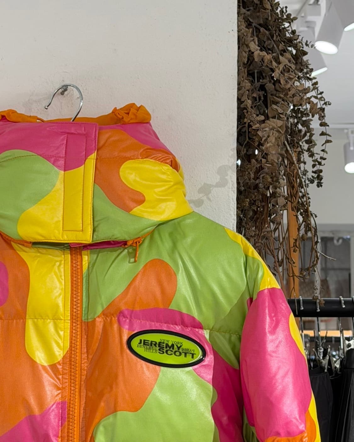 아디다스 x 제레미 스캇 네온 카모 패딩 상품이미지3