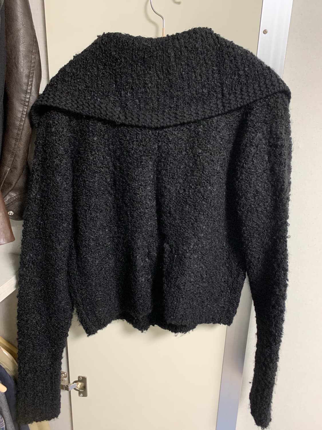 아우로 OURO 컬리 가디건 블랙 상품이미지4