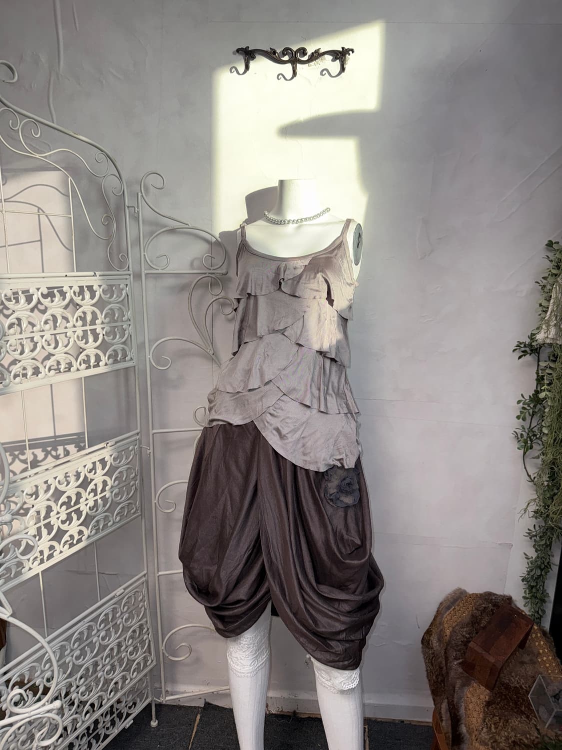 Gray satin ruffle layered sleeveless  상품이미지5