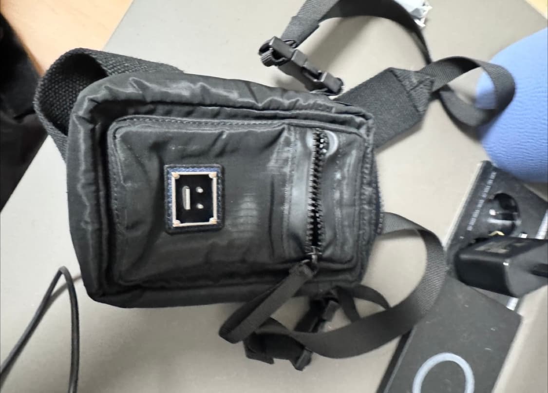 아크네스튜디오 크로스백 상품이미지1