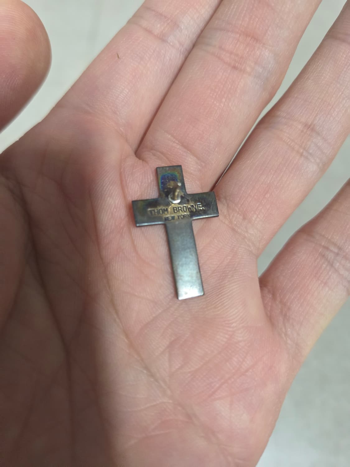 한정판))톰브라운 십자가 브로치 지디착용 상품이미지3