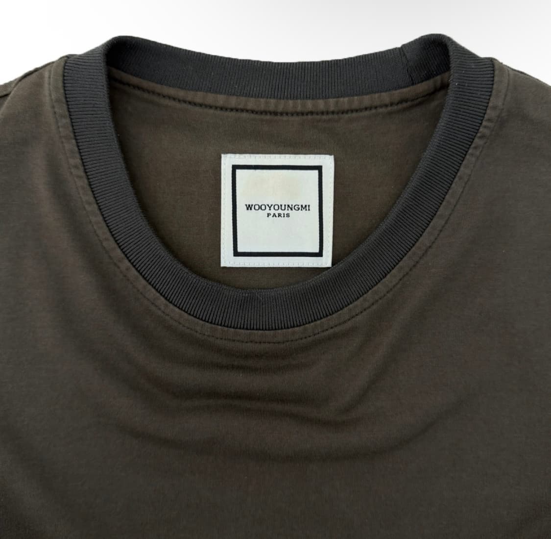 [48] 우영미 남성 레더 패치 백 라벨 반팔 티셔츠 브라운 상품이미지8