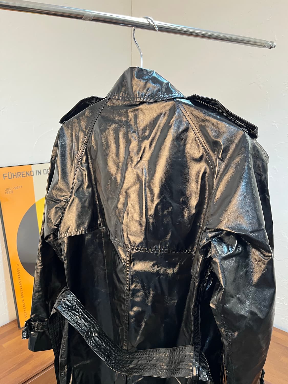 장 폴 고티에 에나멜 벨티드 트렌치 코트 상품이미지4