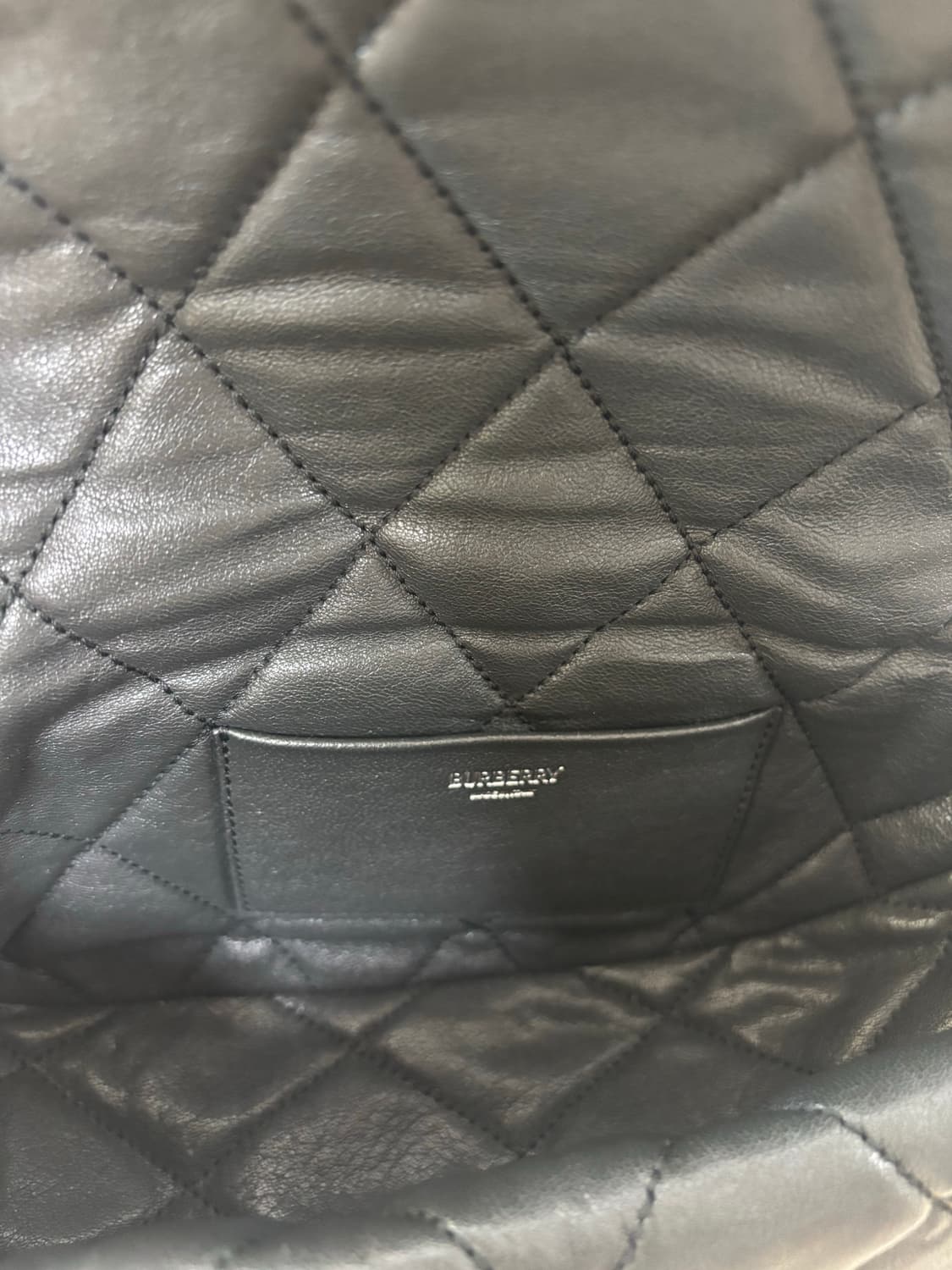 (새상품,24SS)버버리 쉴드 락 레더 숄더백 블랙 8087272 상품이미지8