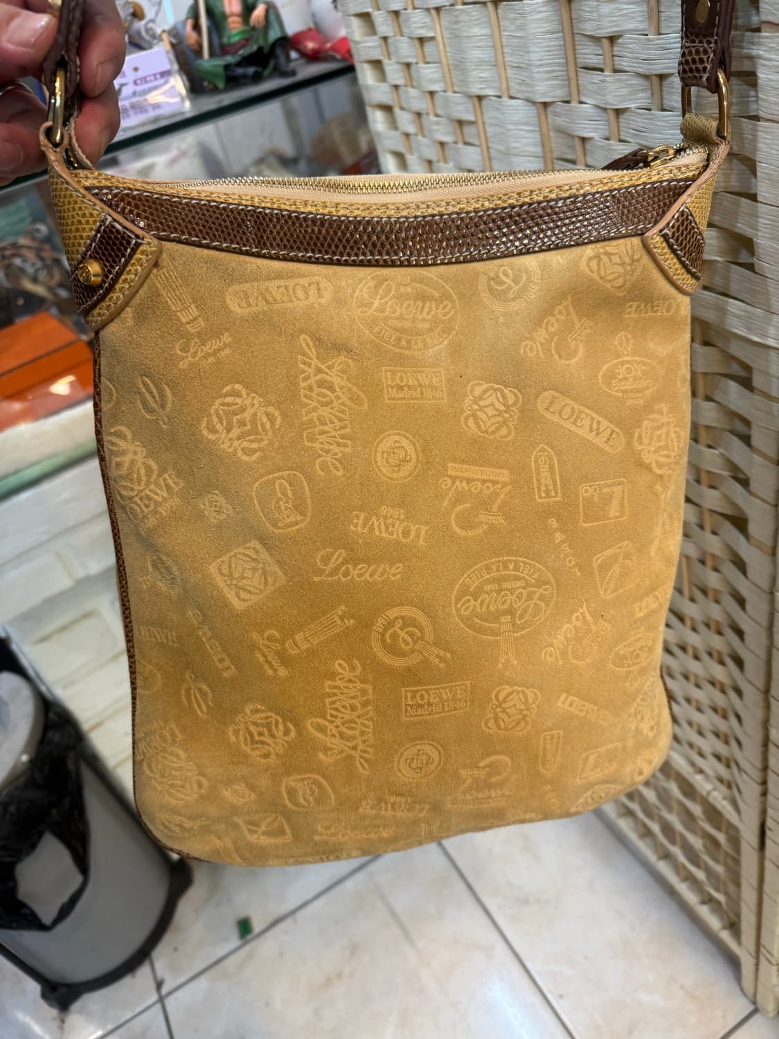 정품 로에베 160주년기념 판 배지 크로스백 팝니다 상품이미지5