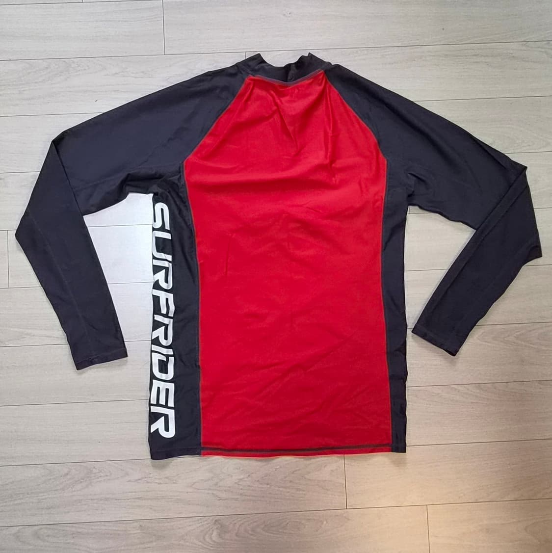서프라이더 래쉬가드입니다. L size(100/175) 상품이미지2
