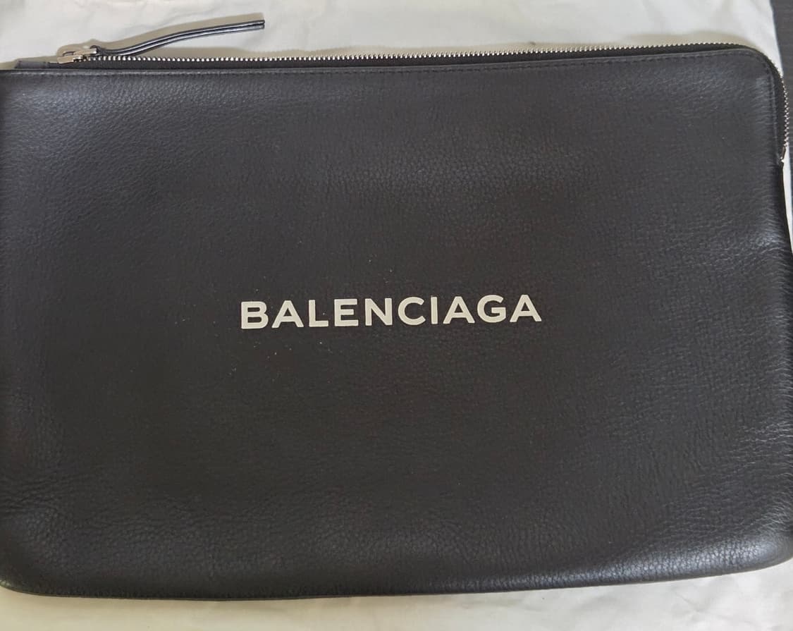 [정품] 발렌시아가 에브리데이 이니셜 로고 클러치 블랙 OS 상품이미지1