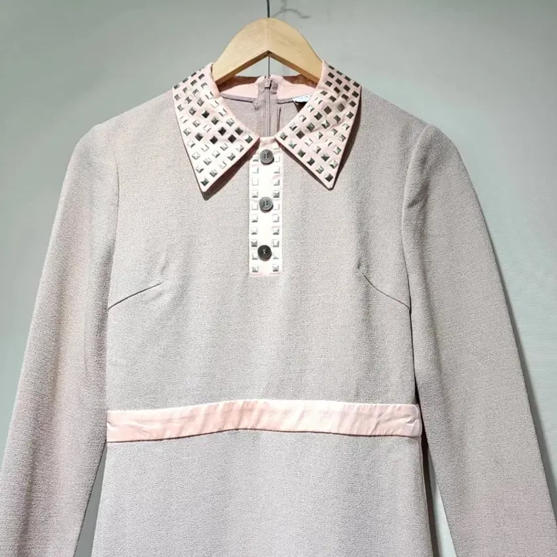 산드로 스터드 배색 카라 원피스 44반 상품이미지8